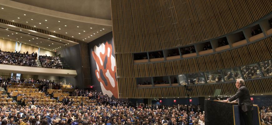 Le Secrétaire général de l’ONU prend la parole dans la salle de l’Assemblée générale à l’ouverture d