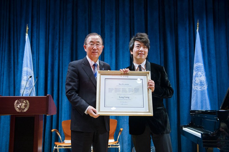 Lang Lang meets with former Secretary-General Ban Ki-moon in October 2013 in New York. UN Photo/Paulo Filgueiras