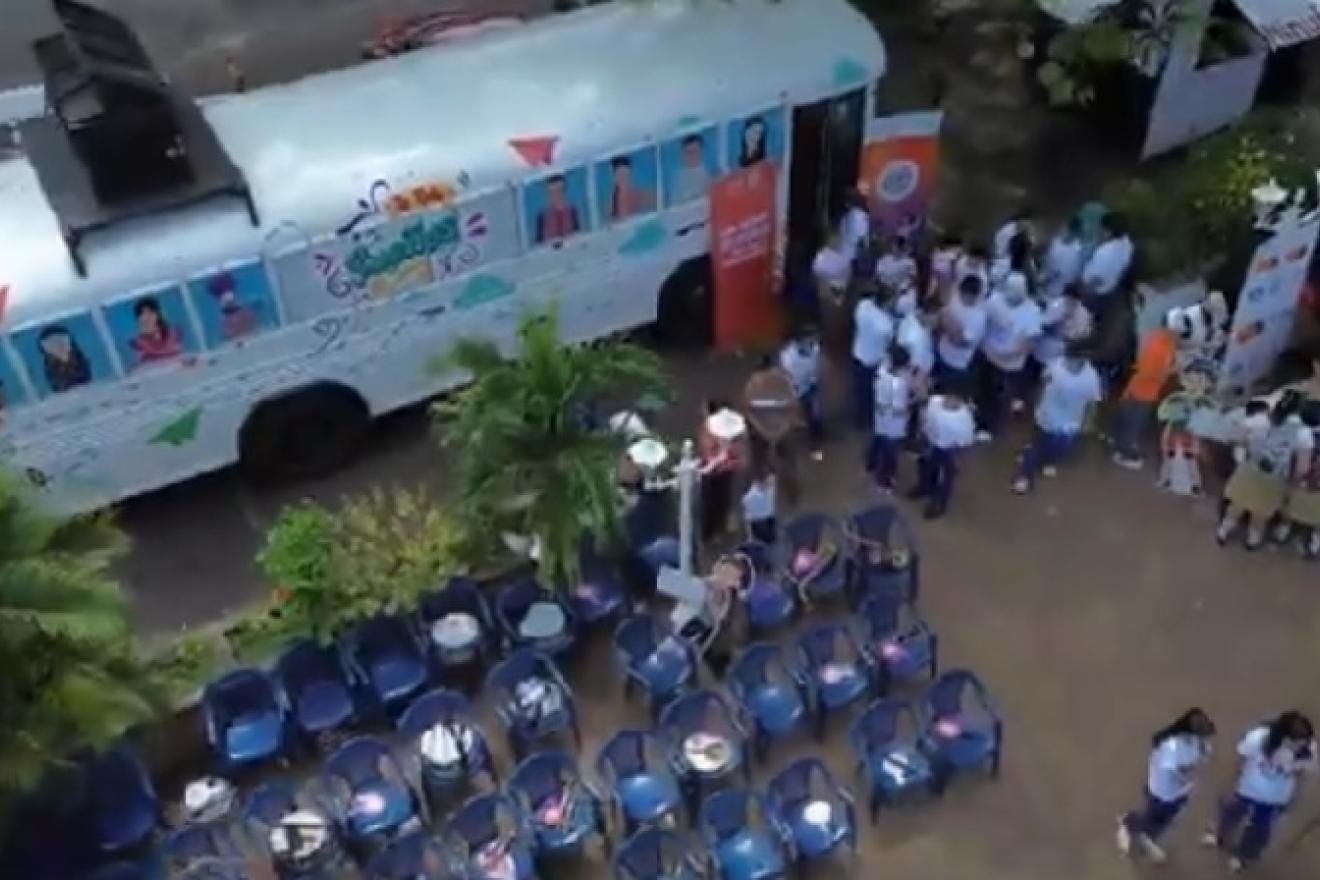 El ‘El Bus de los Sueños’ visto desde arriba durante un evento. 