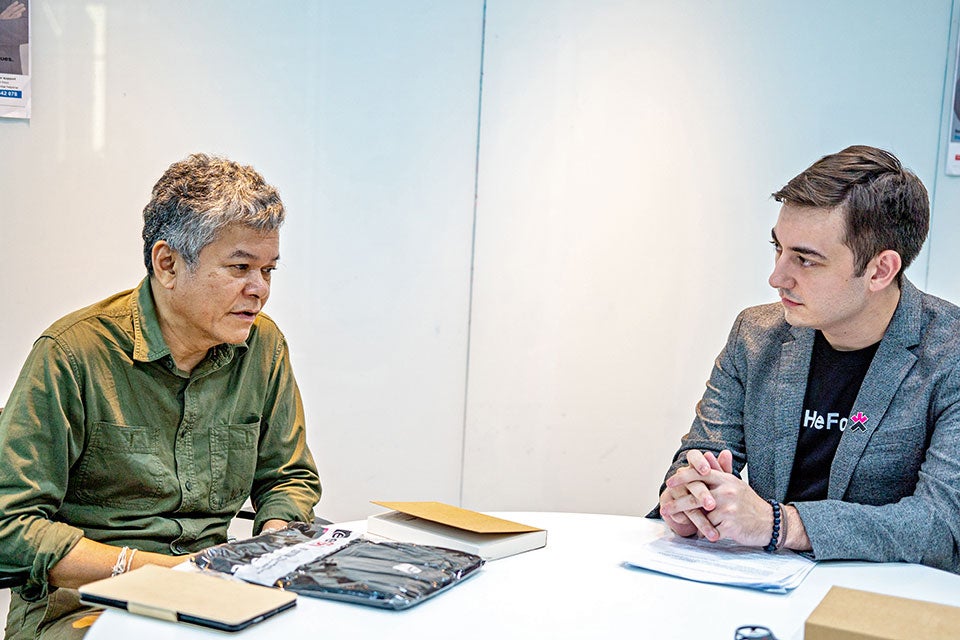 Jaded Chouwilai and Zaak Garrett discuss gender equality.  Photo: UN Women/ Pairach Homtong