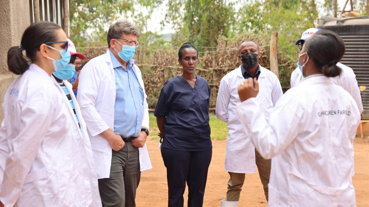 Lydia shares with USAID Rwanda Mission Director Jonathan Kamen how the Ready-to-Lay Pullet model has transformed her life.