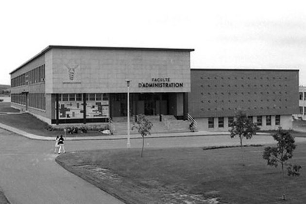 Photo d'époque de la Faculté d'administration de l'Université de Sherbrooke