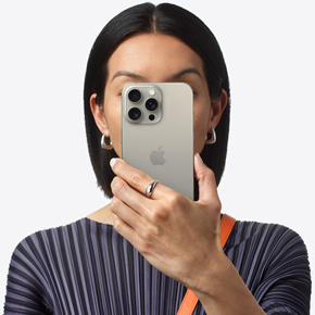 Eine Person hlt sich ein iPhone 15 Pro Max vors Gesicht