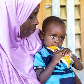 Salamatou, a 32-year-old woman, with her 20-month-old son, Moubarak, being treated for malnutrition in Tahoua. Photo: WFP/Abdoul Rafick Gaissa Chaibou