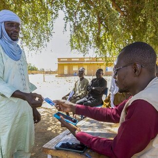 Idrissa Bazou, an Internally displaced person, receive cash transfers to attend to the needs of his family in Bagaroua, Tahoua region. Photo: WFP/Abdoul Rafick Gaissa Chaibou