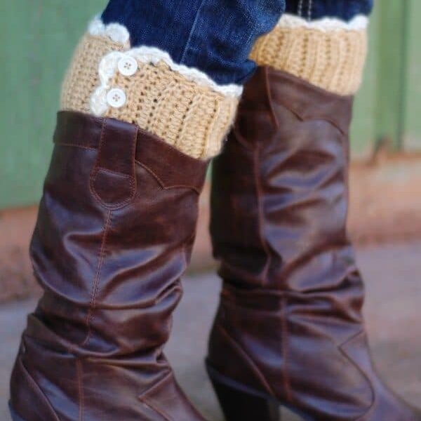 lacybuttonbootcuffsfreecrochetpattern2SM