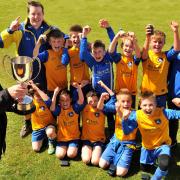 Roy Ellwood presents the trophy to Under-11s winners Heworth