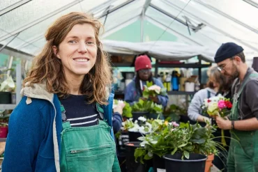 Aude Couturier et son association La Brocante Verte, lauréate du Prix Fondation Yves Rocher Terre de Femmes 2023