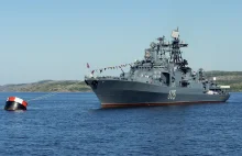 Rosyjski okręt do niszczenia celów podwodnych płonie