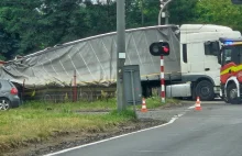 Groźny wypadek na przejeździe kolejowym koło Warszawy. Zginął maszynista