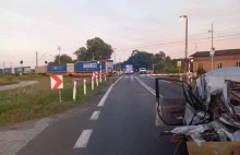 Zderzenie auta osobowego z pociągiem towarowym w Paproci na drodze W308