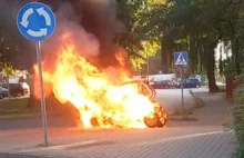 Mężczyzna zginął w pożarze samochodu elektrycznego w Skierniewicach