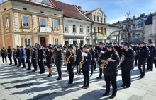 Zagrali "Barkę" w Wadowicach. Pogodzili wyznawców i hejterów Jana Pawła II