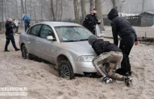 Mechanik utknął samochodem klientki na plaży. Ta zobaczyła zdjęcia w internecie.