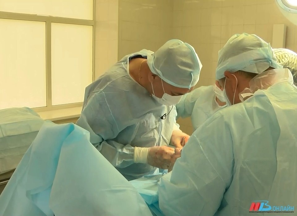 В Волгограде нейрохирурги спасли двух мужчин с уникальной болезнью