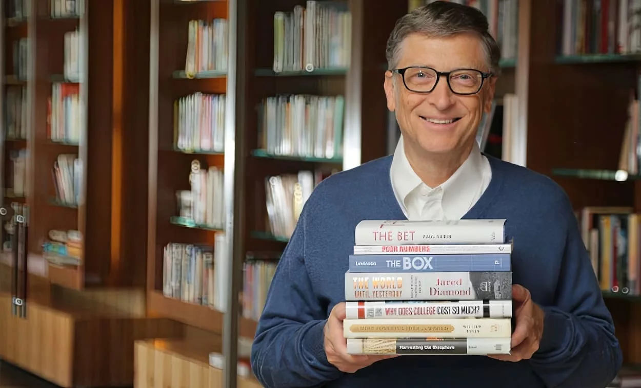 Билл Гейтс с книгами