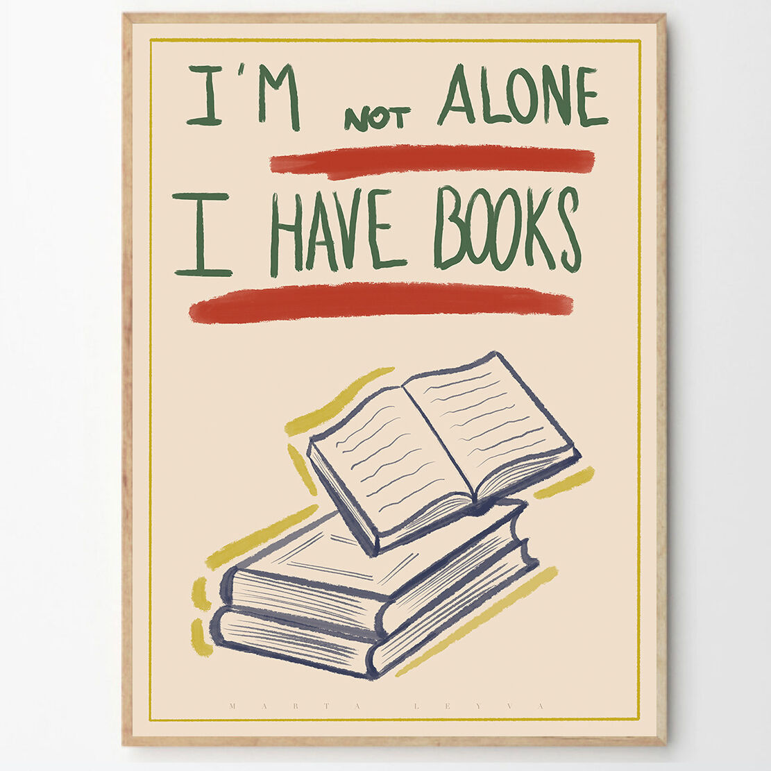 Ein gerahmtes Bild mit der Aufschrift 'I’m not alone, I have books'. Es zeigt eine Illustration von mehreren gestapelten und einem offenen Buch. Die Schriftfarben sind grün und rot.