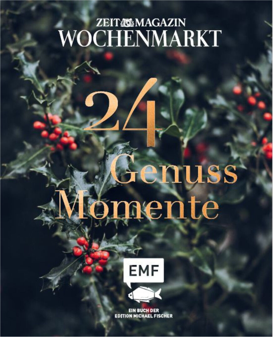 Adventskalender »24 Genussmomente« mit dekorativen grünen Blättern und roten Beeren auf dem Umschlag. Der Kalendertitel ist in goldener Schrift und das ZEIT Magazin Wochenmarkt Logo ist oben platziert.