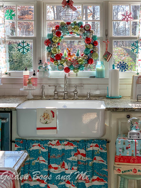 Christmas kitchen with farmhouse sink and vintage style decor - www.goldenboysandme.com