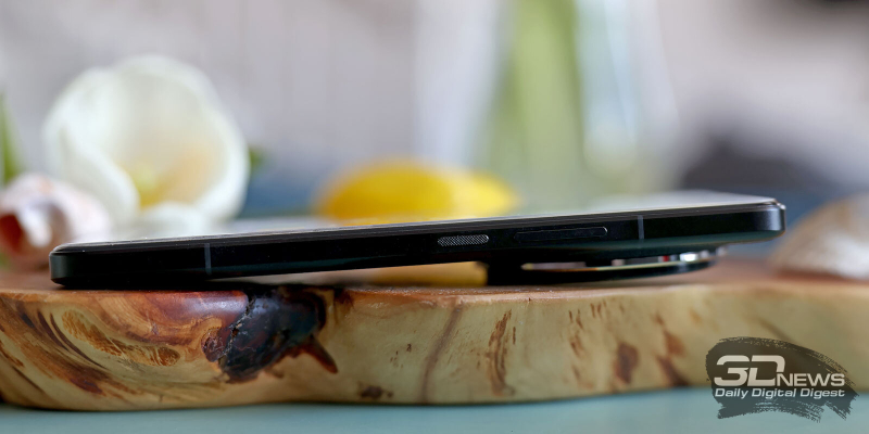  Xiaomi 14 Ultra, правая грань: клавиша питания и клавиша регулировки громкости/спуска затвора камеры 