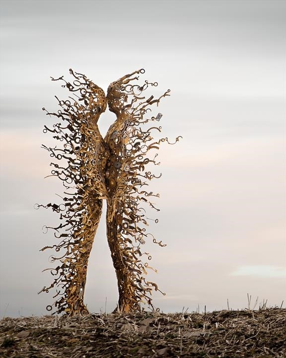 Penny Hardy’s life-sized sculptures are crafted “from found bits and pieces of scrap metal, used to create a piece with renewed life and energy.”
Striking Sculptures Capture Intense Emotions via Scrap Metal