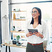 Foto: Frau im Büro