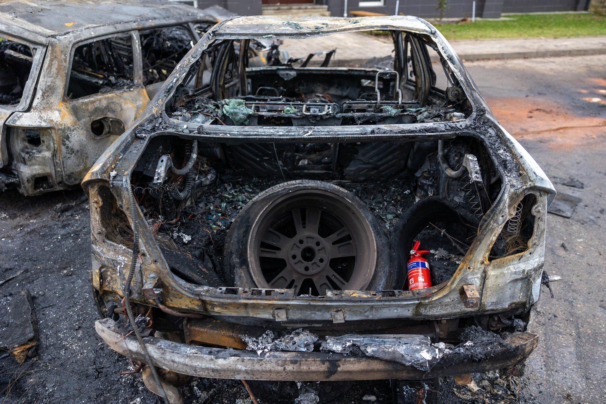 Paryčiais Kaune liepsnojo automobilis, apdegė dar dvi mašinos