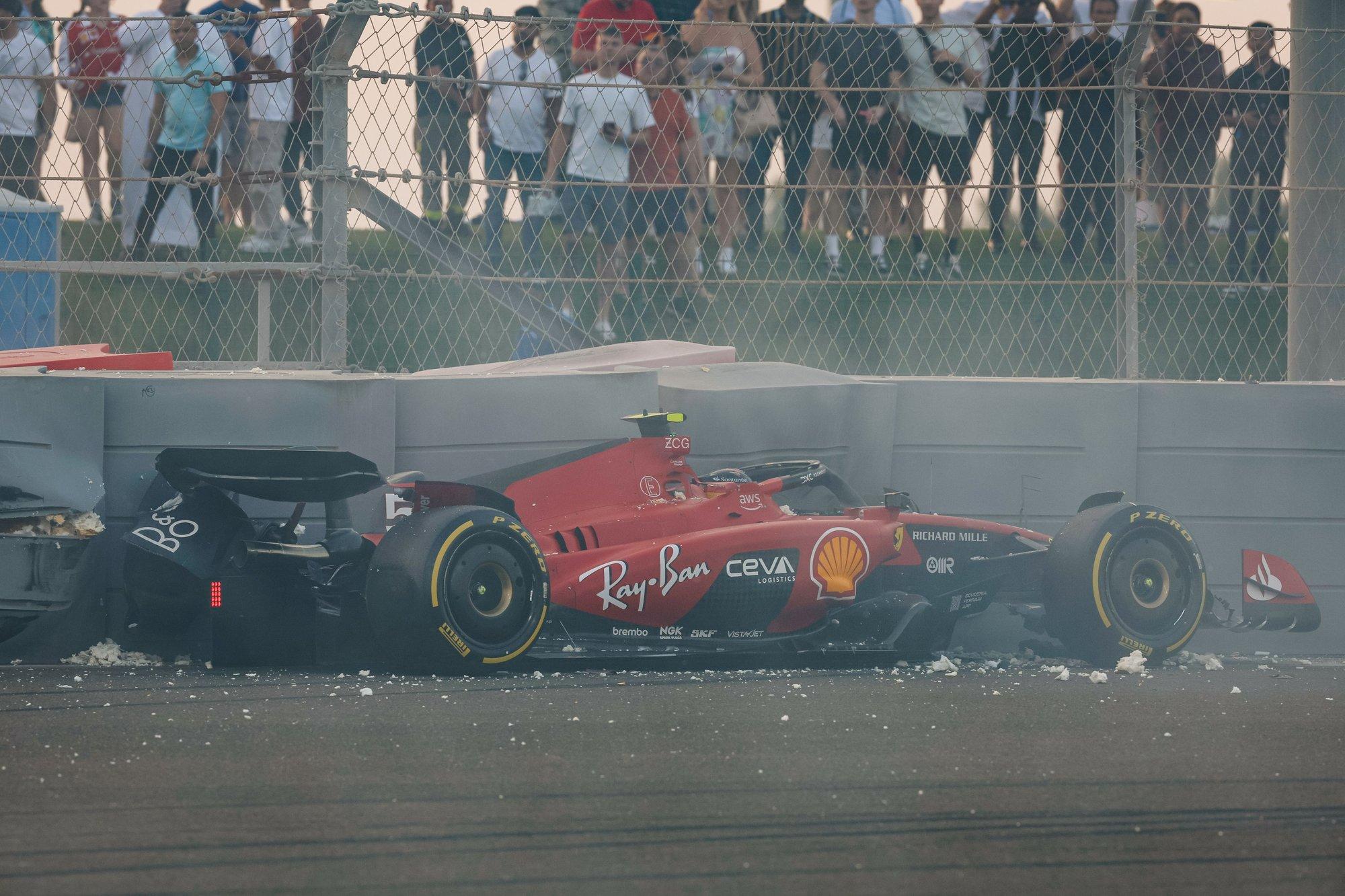Raudonos vėliavos prieš paskutinį F1 etapą: dužo „Ferrari“