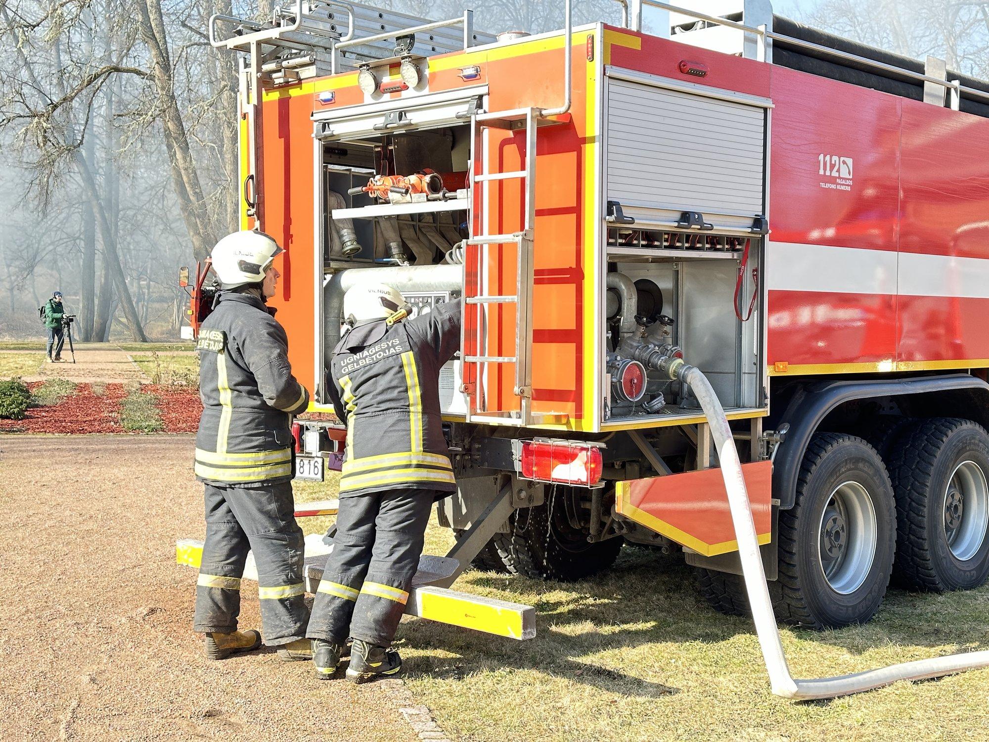 Ignalinos rajone iš degančio namo ugniagesiai išvedė žmogų