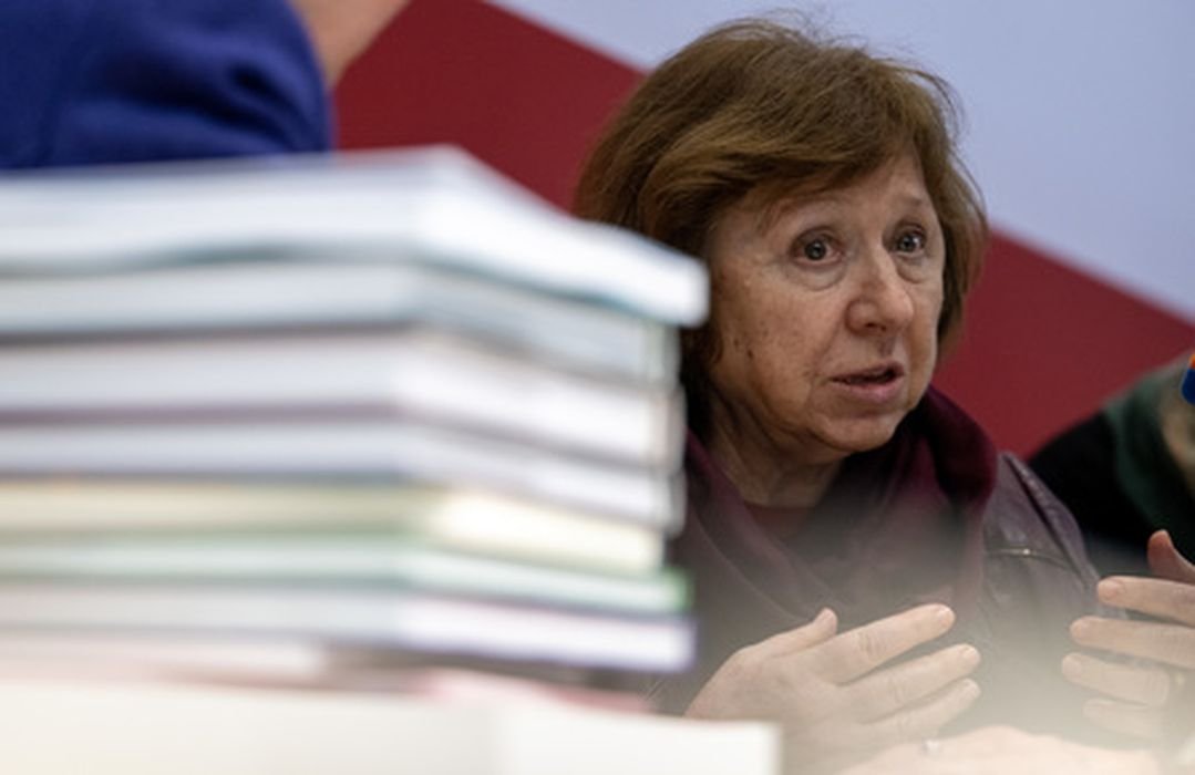 У нобелевской лауреатки Светланы Алексиевич угрожают отобрать ее квартиру в Минске