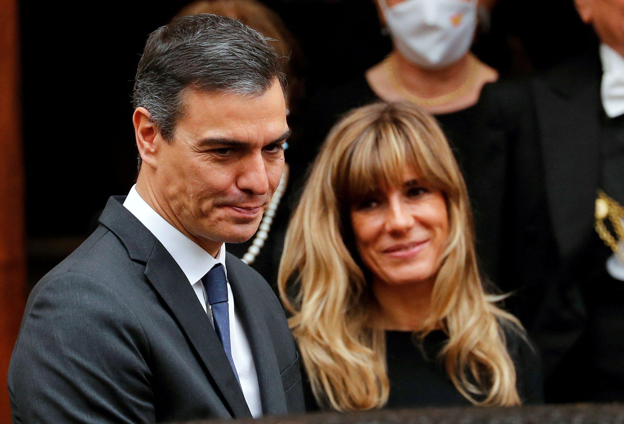 Ispanijos premjeras grasina atsistatydinti dėl žmonai gresiančio tyrimo