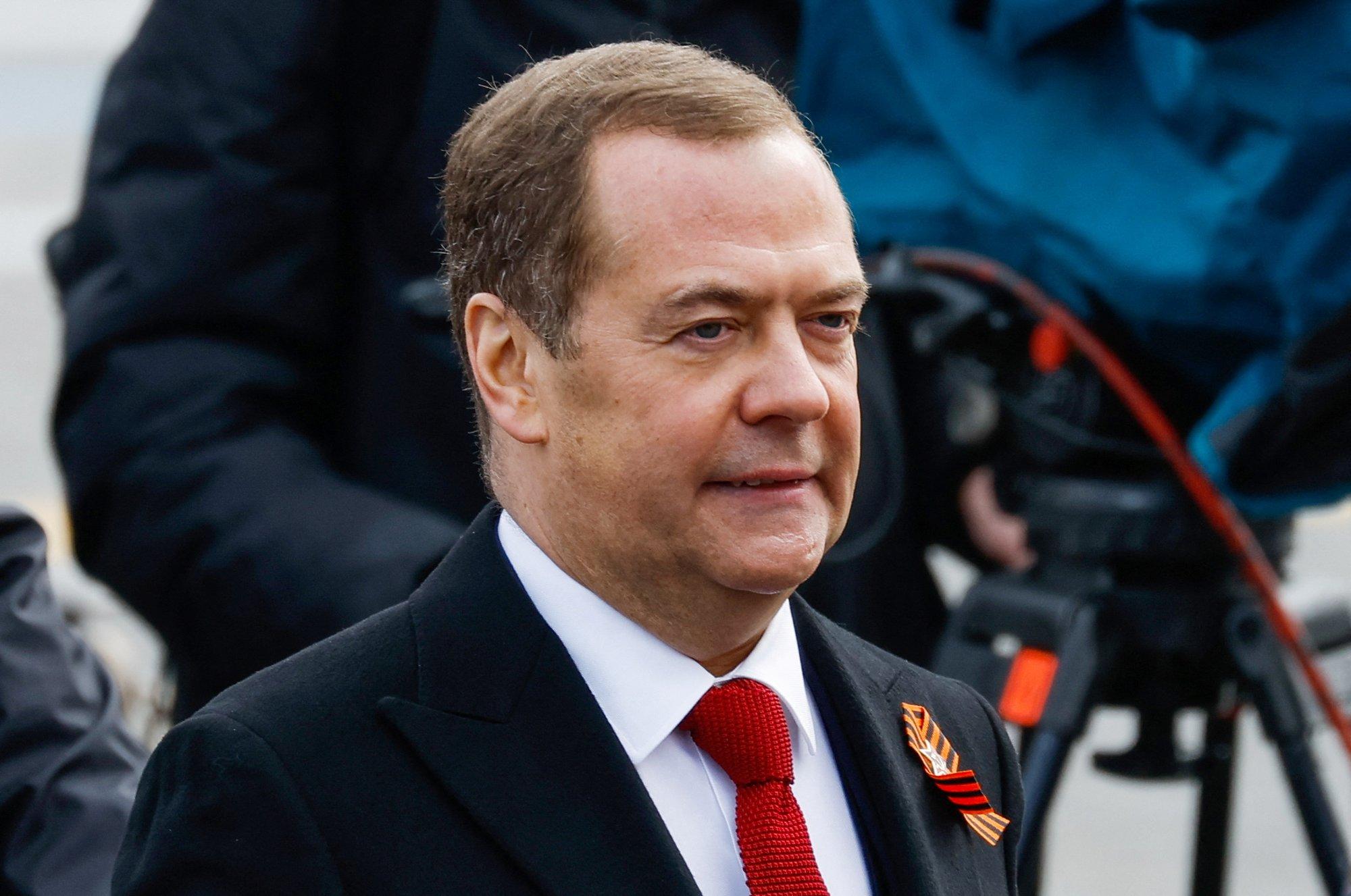 Медведев "обиделся" на журналиста за вопрос, пойдет ли его сын в армию
