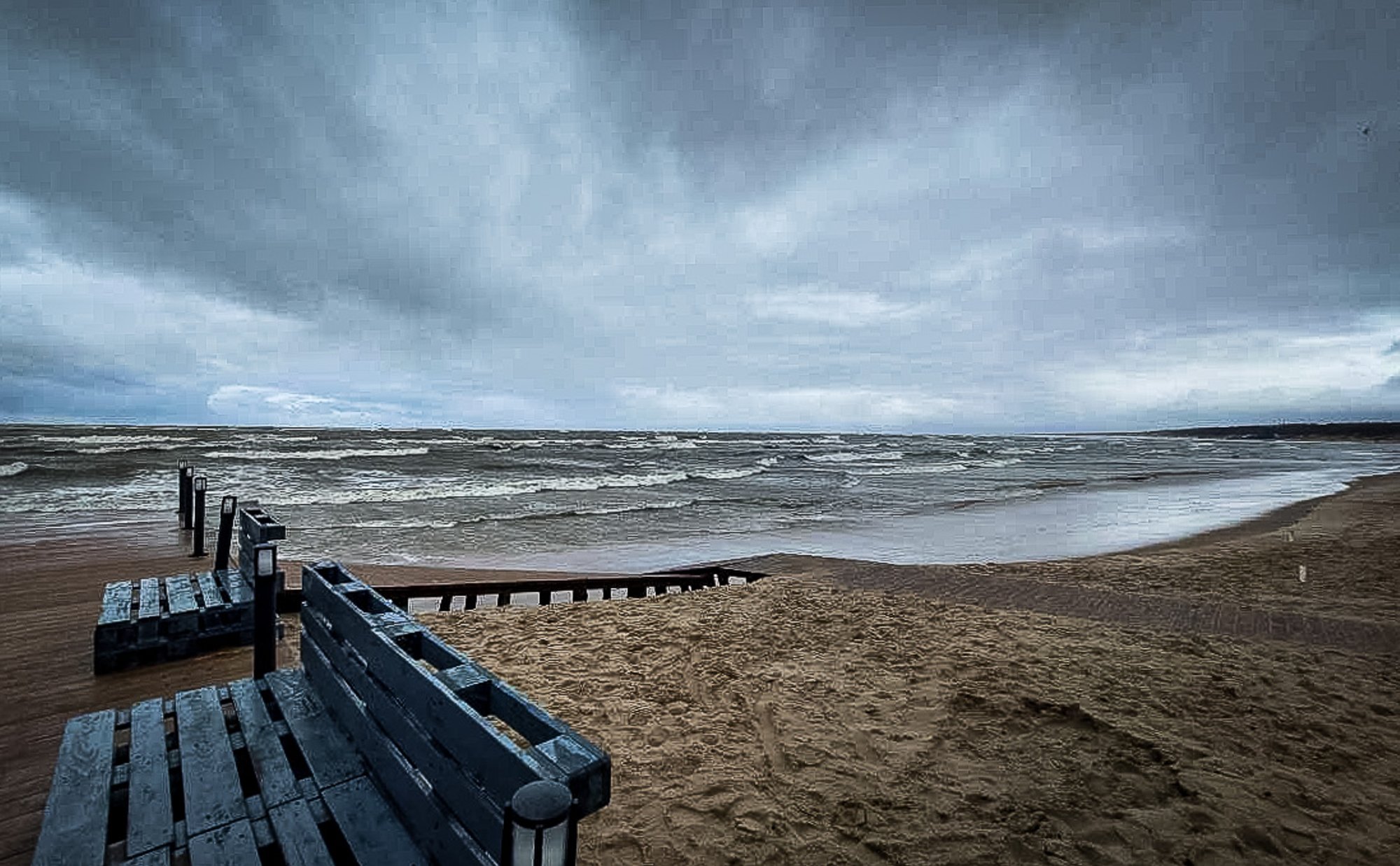 Бушующий на побережье шторм Отто не причинил большого ущерба, судоходство в Клайпедском порту ограничено