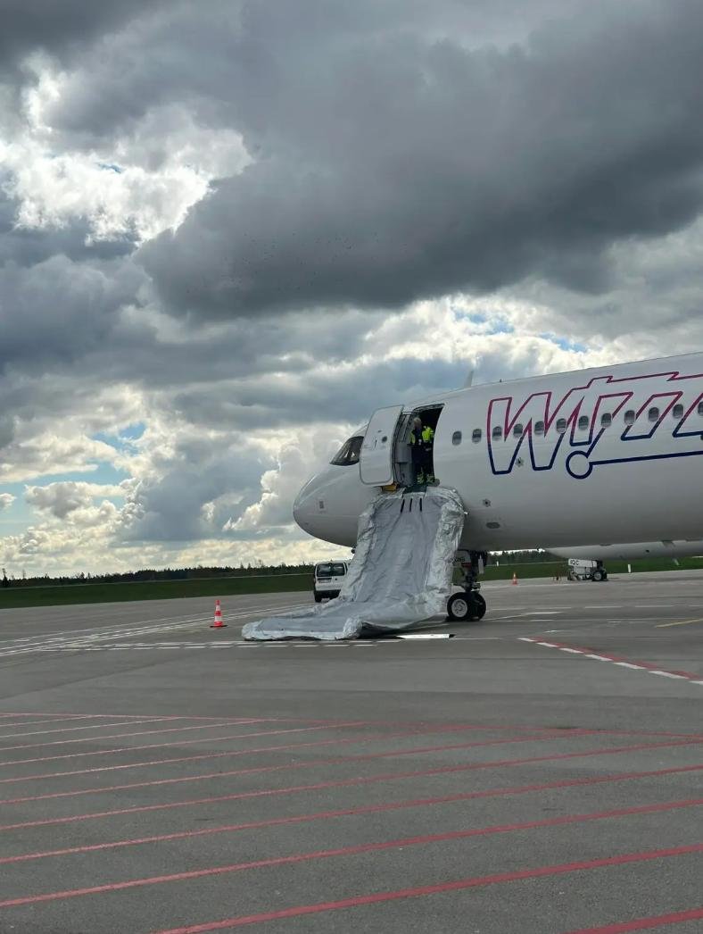 Компания Wizz Air объяснила причину инцидента в Каунасе: пытались высадить пассажирку