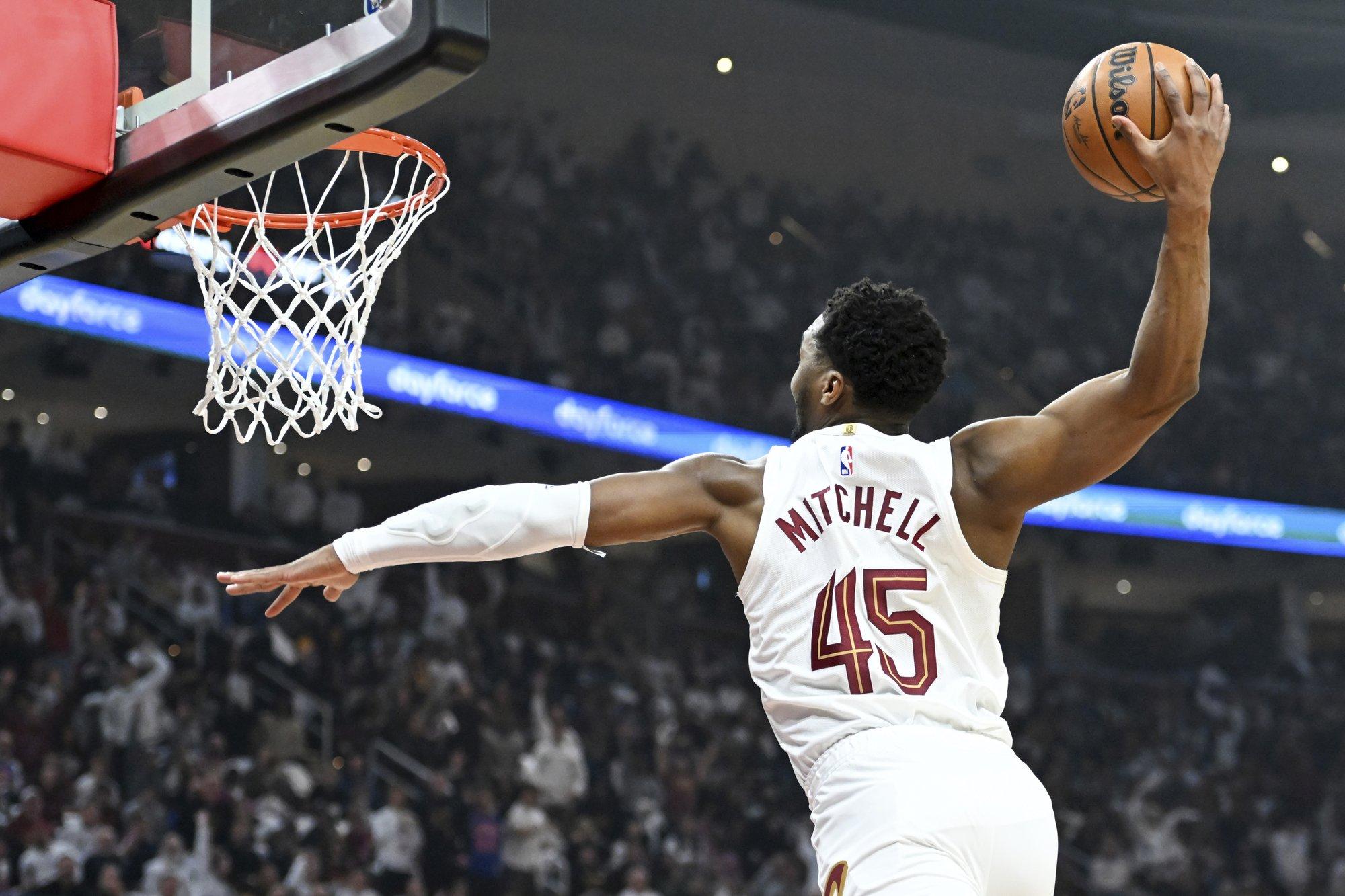 Po krepšiais karaliavusi „Cavaliers“ užtikrintai pradėjo NBA atkrintamąsias varžybas