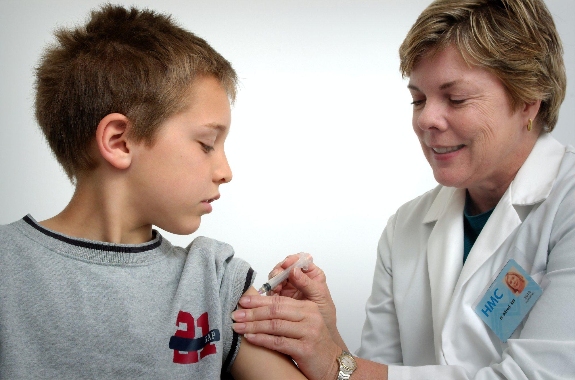 Правда ли, что вакцины от COVID-19 наносят детям необратимый ущерб?