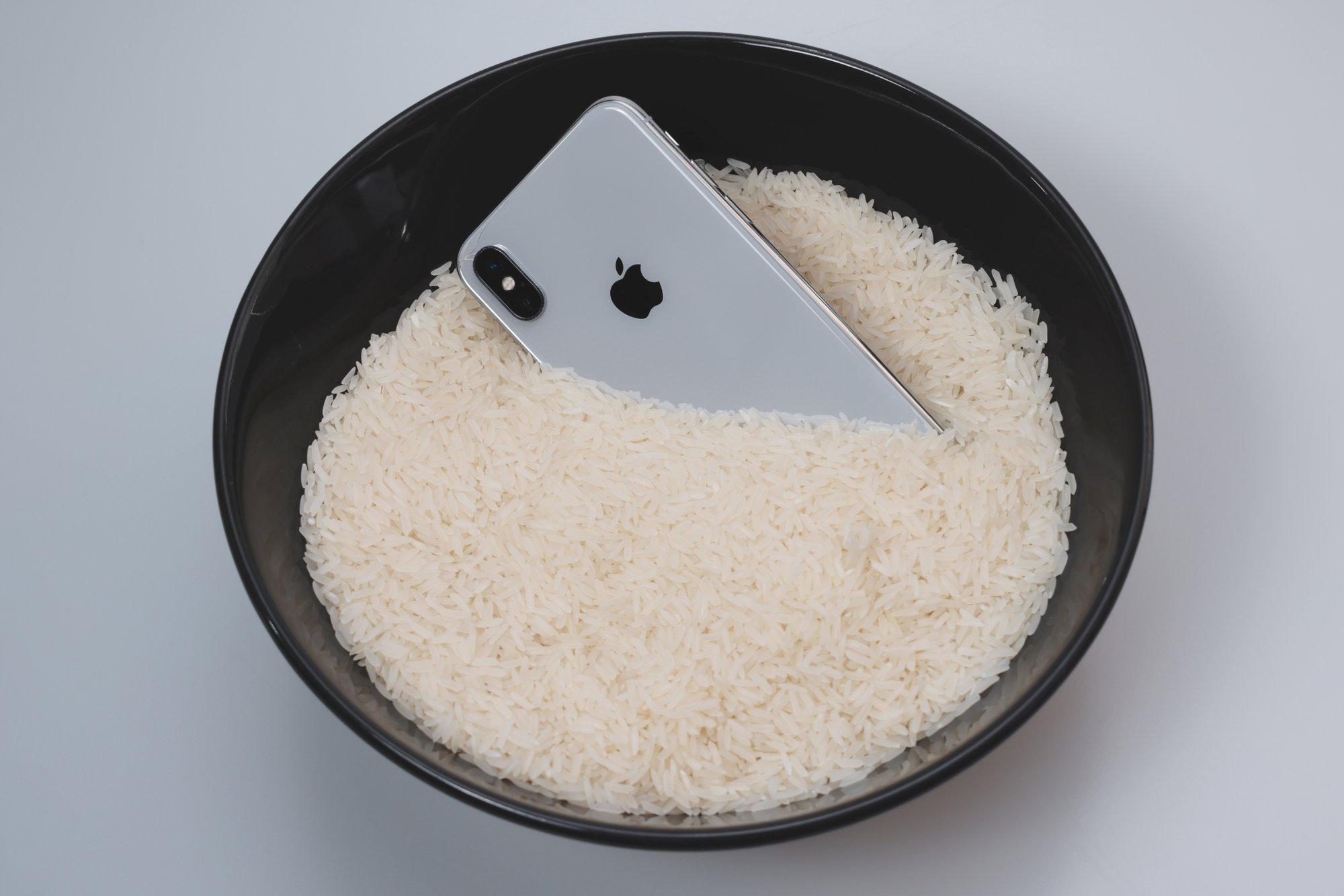 „Apple“ perspėja: jei sušlapo jūsų telefonas, nedžiovinkite jo ryžiuose – yra geresnis būdas