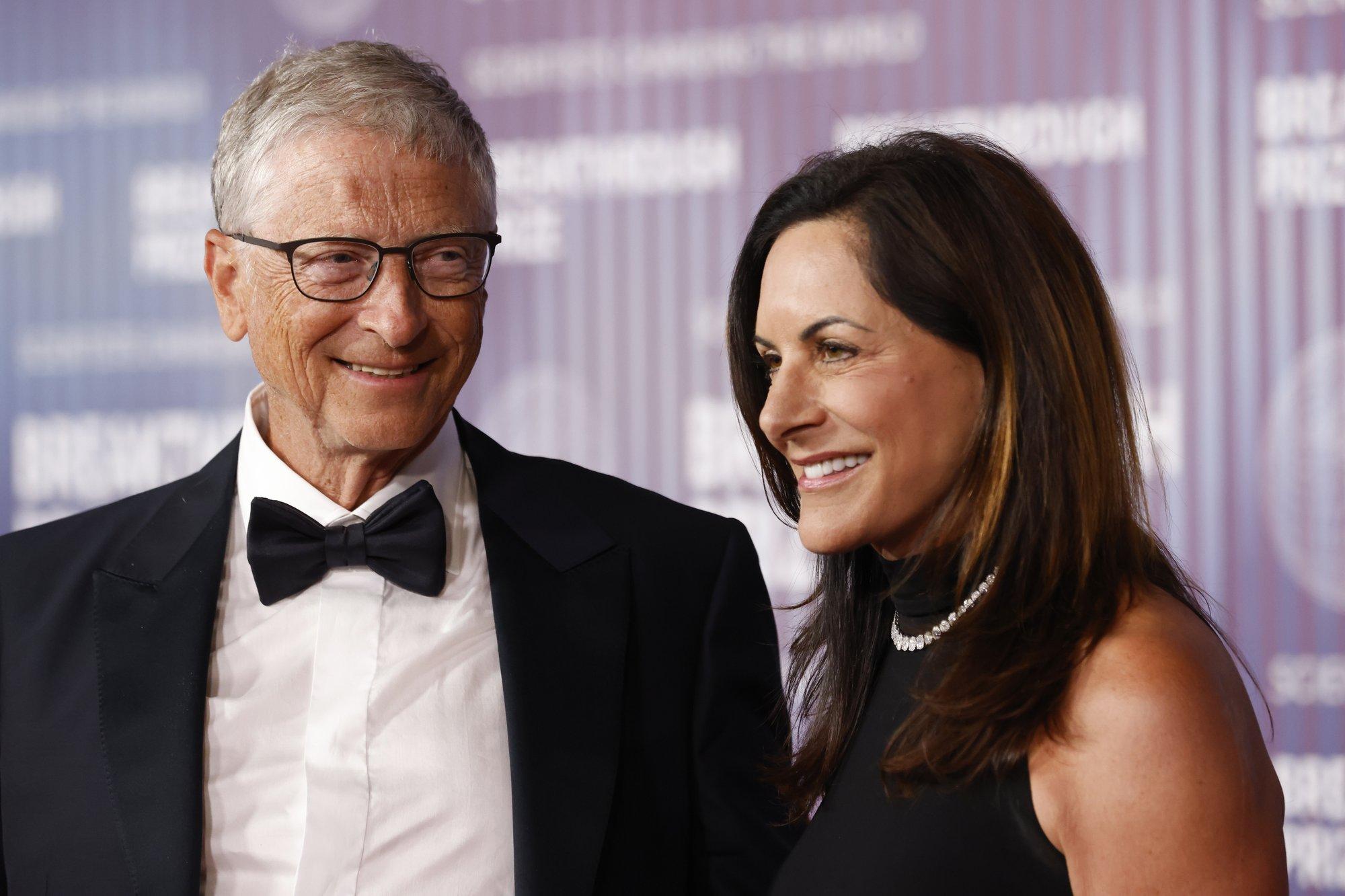 Billas Gatesas pirmą kartą ant raudonojo kilimo pasirodė su savo drauge Paula Hurd