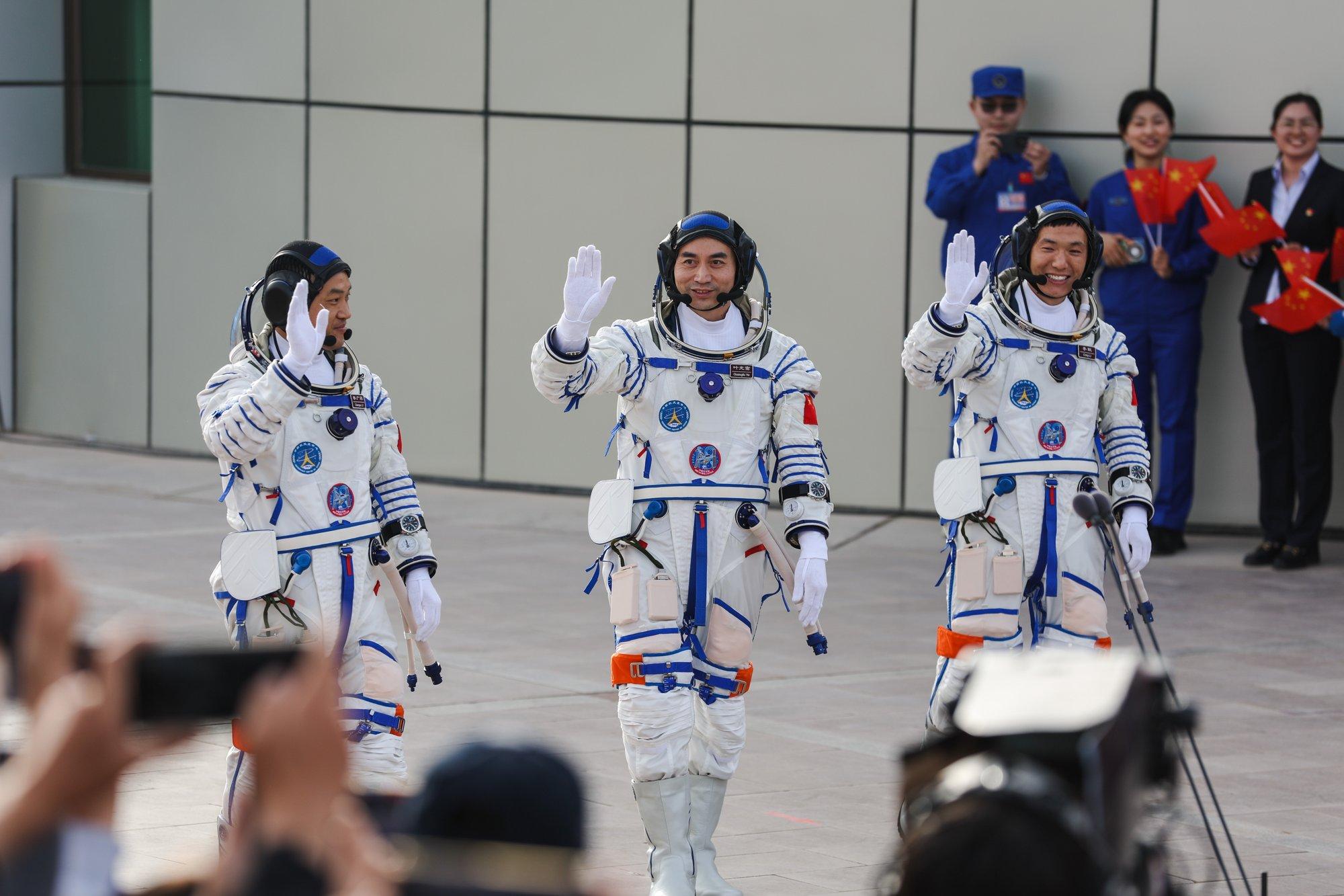 Trys kinų astronautai pakilo į Kinijos kosminę stotį „Tiangong“
