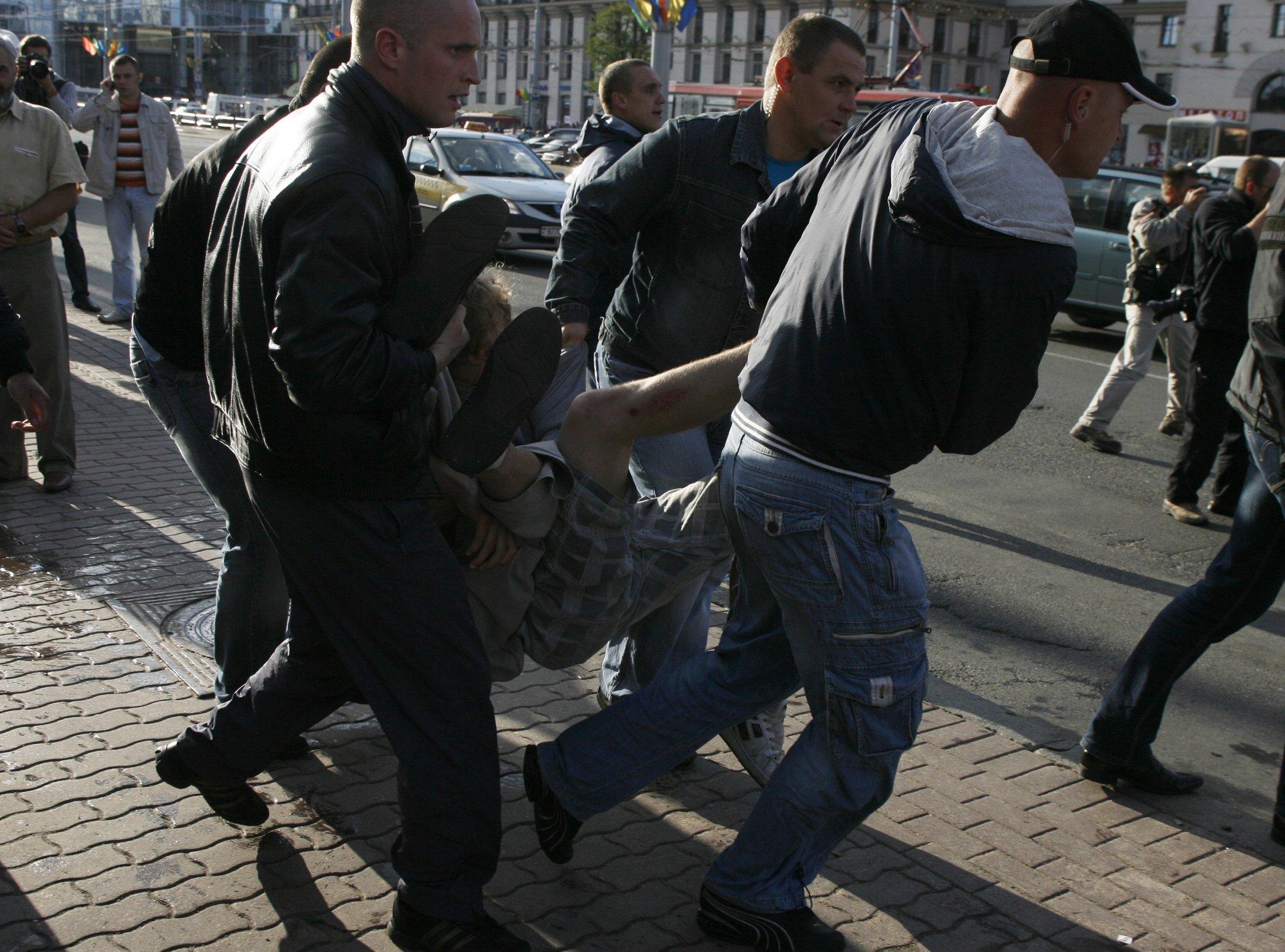 Neuniformuoti Baltarusijos milicininkai susidorojo su protestuotojais