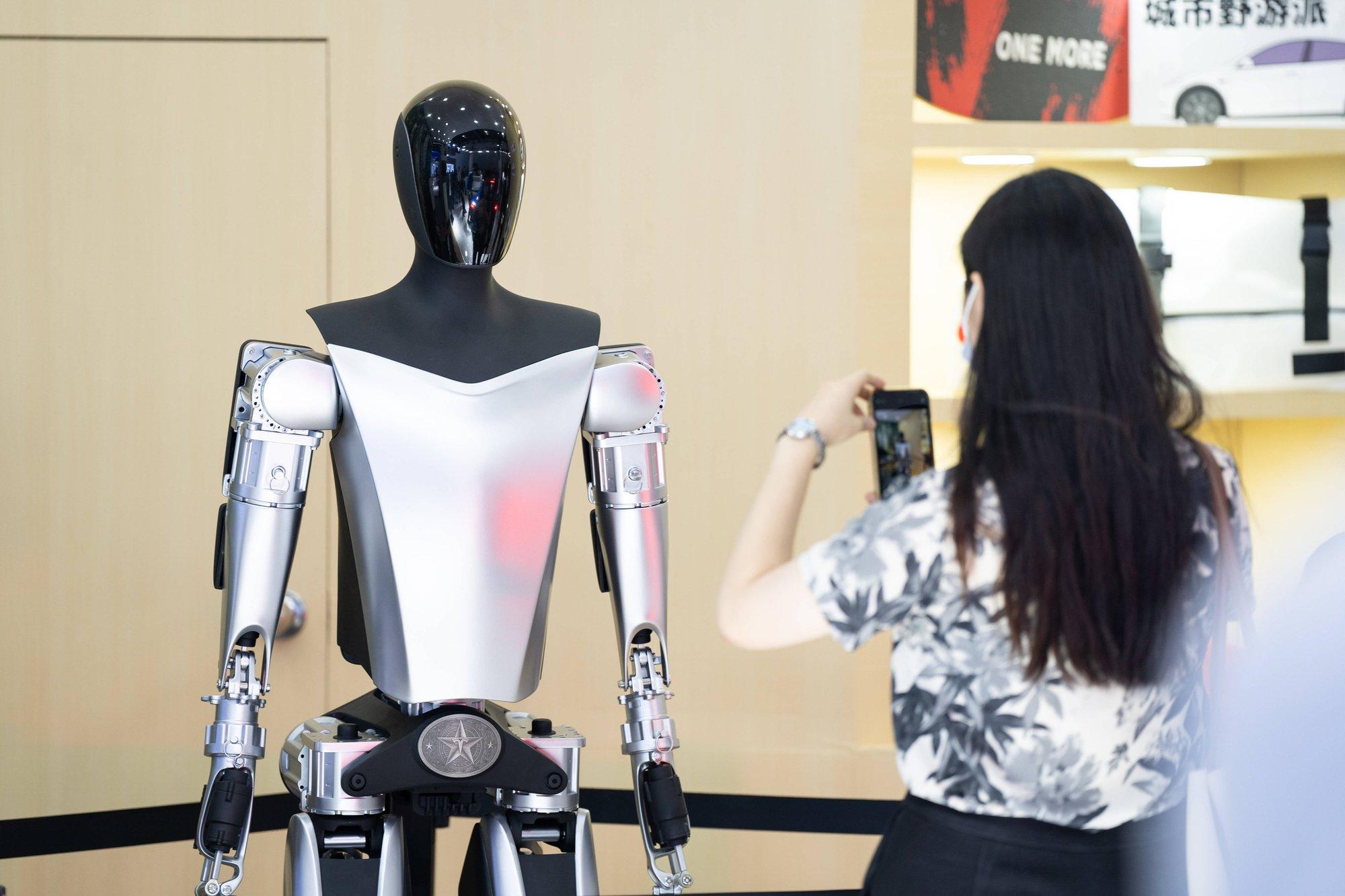 Muskas pranešė, kada „Tesla“ pradės pardavinėti humanoidus „Optimus“: kiek toks robotas kainuos?