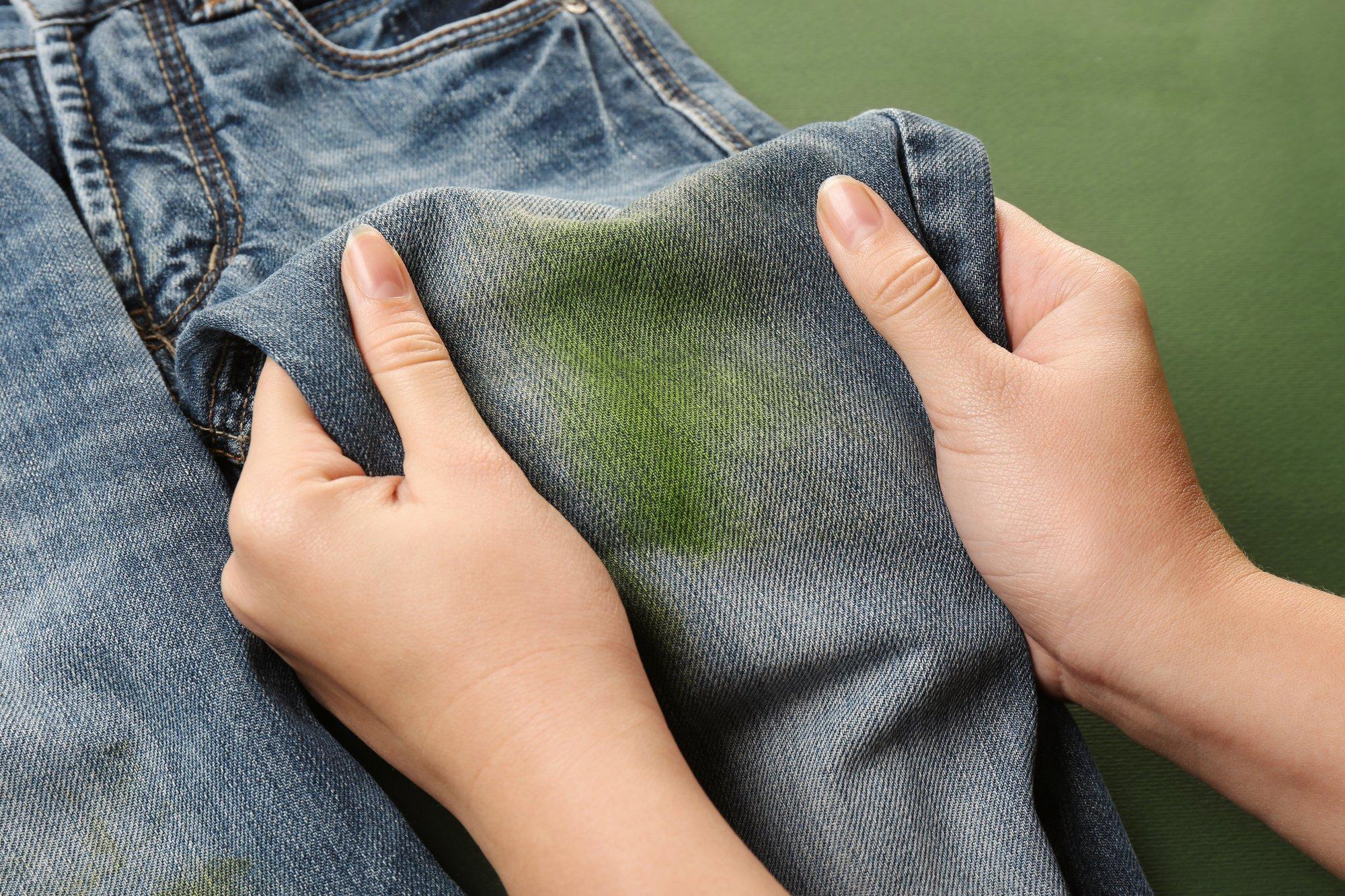 Kaip išplauti žolės dėmes iš suteptų drabužių: paprasti metodai padės ir džinsams, ir baltiems audiniams