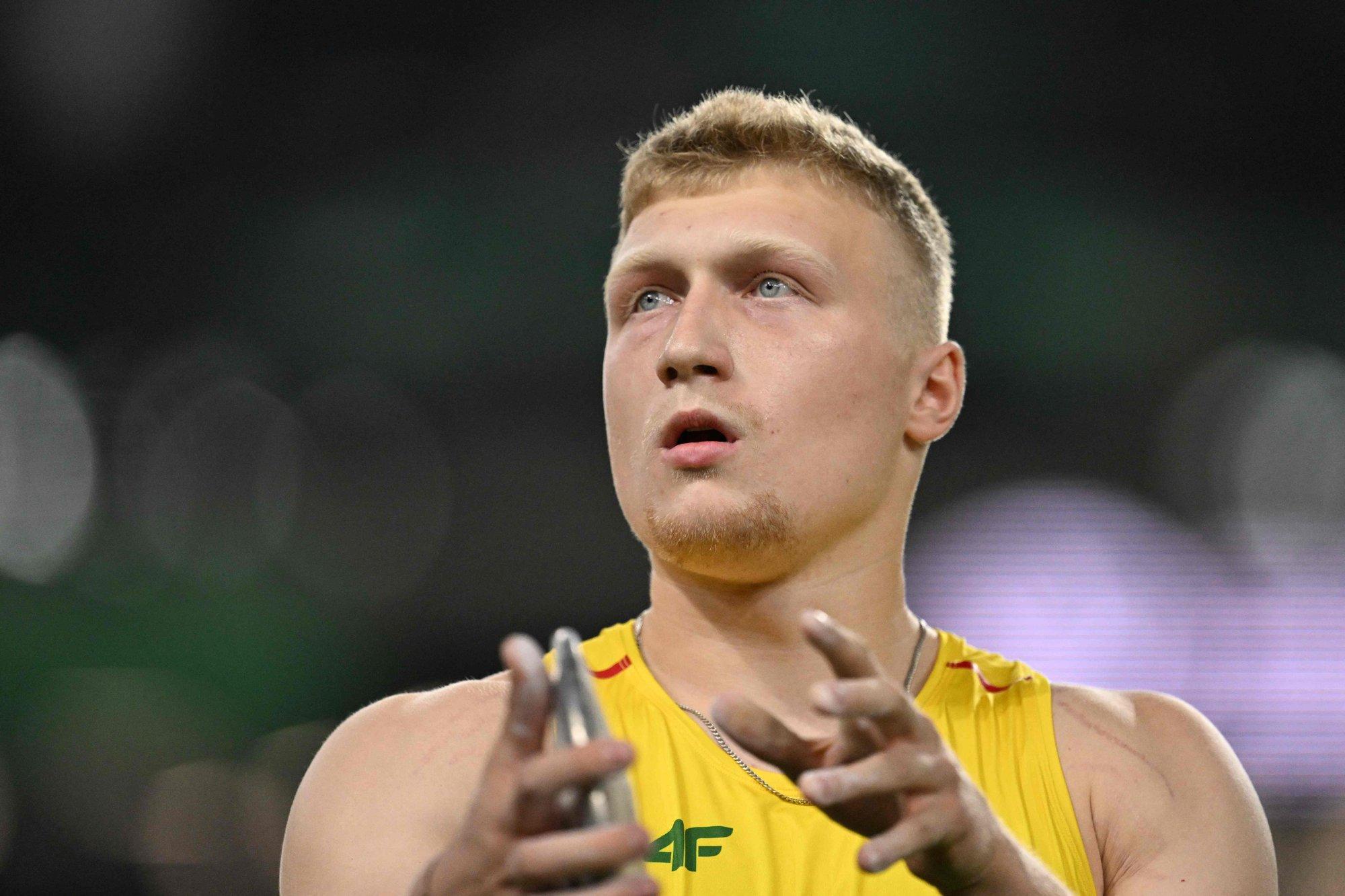 Alekna sets world record in discuss throw