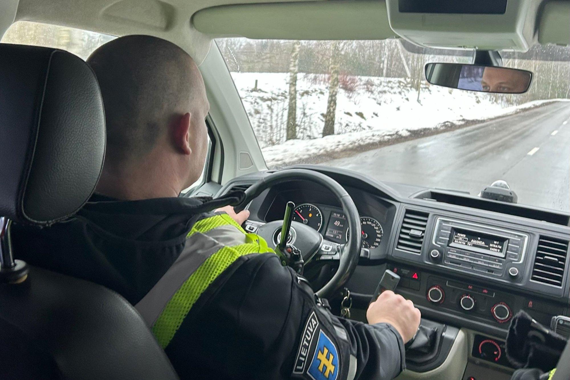 Kirmėliukų kaime pagrobtą šautuvą policininkai surado, bet didžiulį viskio butelį įtariamieji spėjo išmaukti