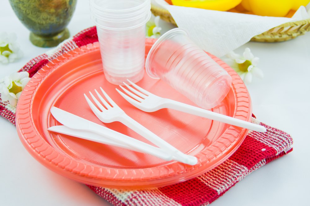 Евросоюз запретил одноразовую пластиковую посуду и ватные палочки