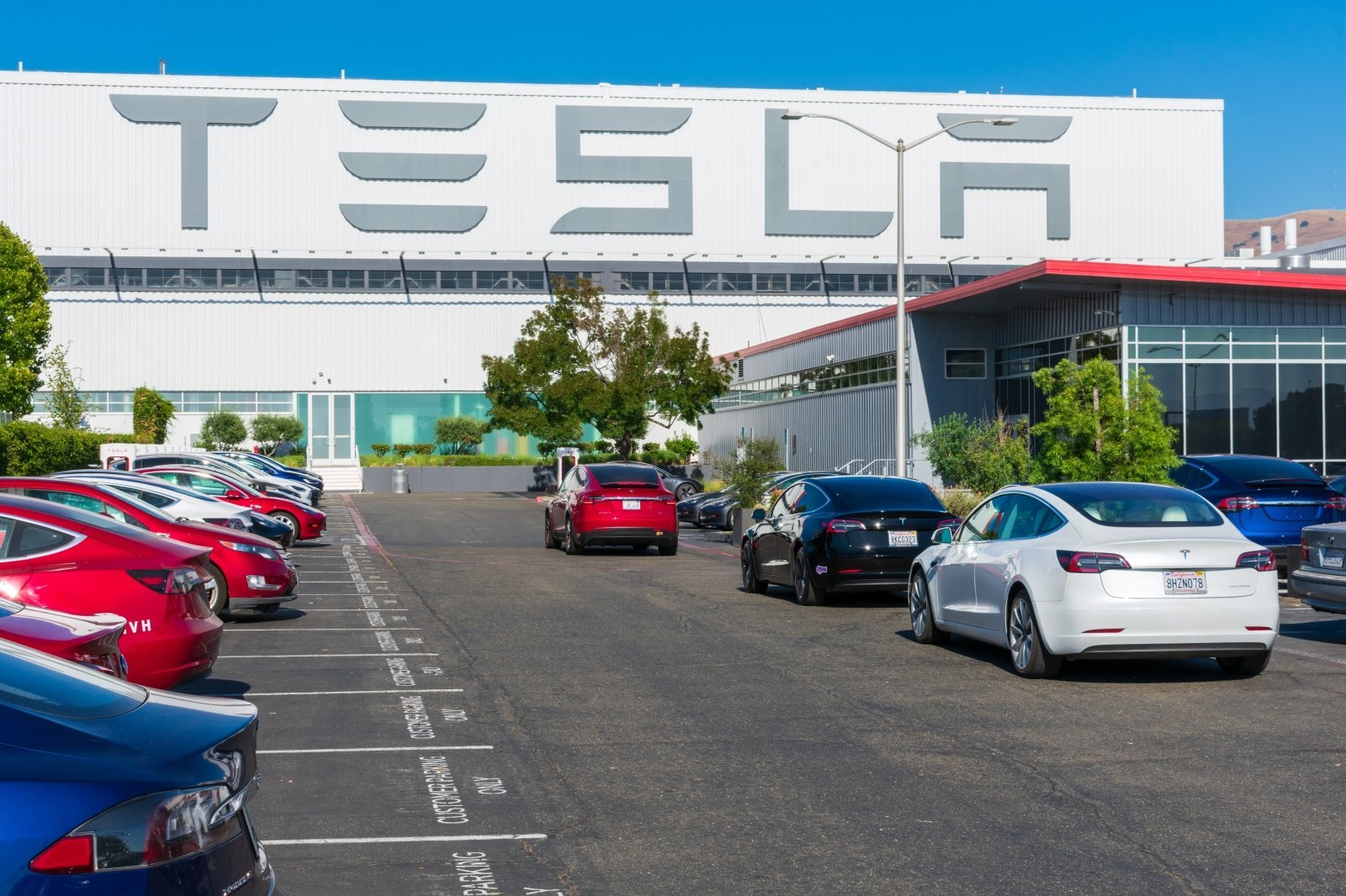 „Tesla“ vienintelėje Europos gamykloje ketina atleisti 400 darbuotojų