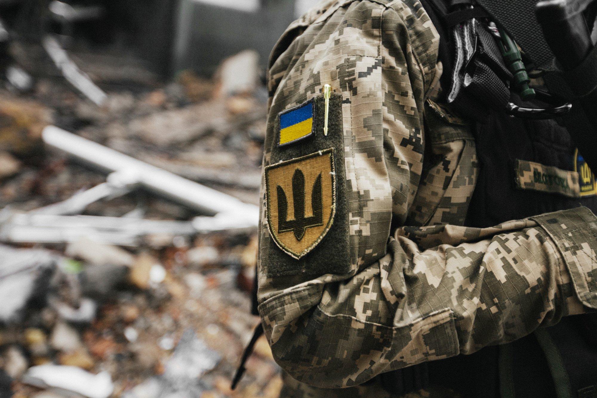 Ar nuotraukose užfiksuoti prie sienos priremti vyrai – į kariuomenę prievarta gaudomi ukrainiečiai?