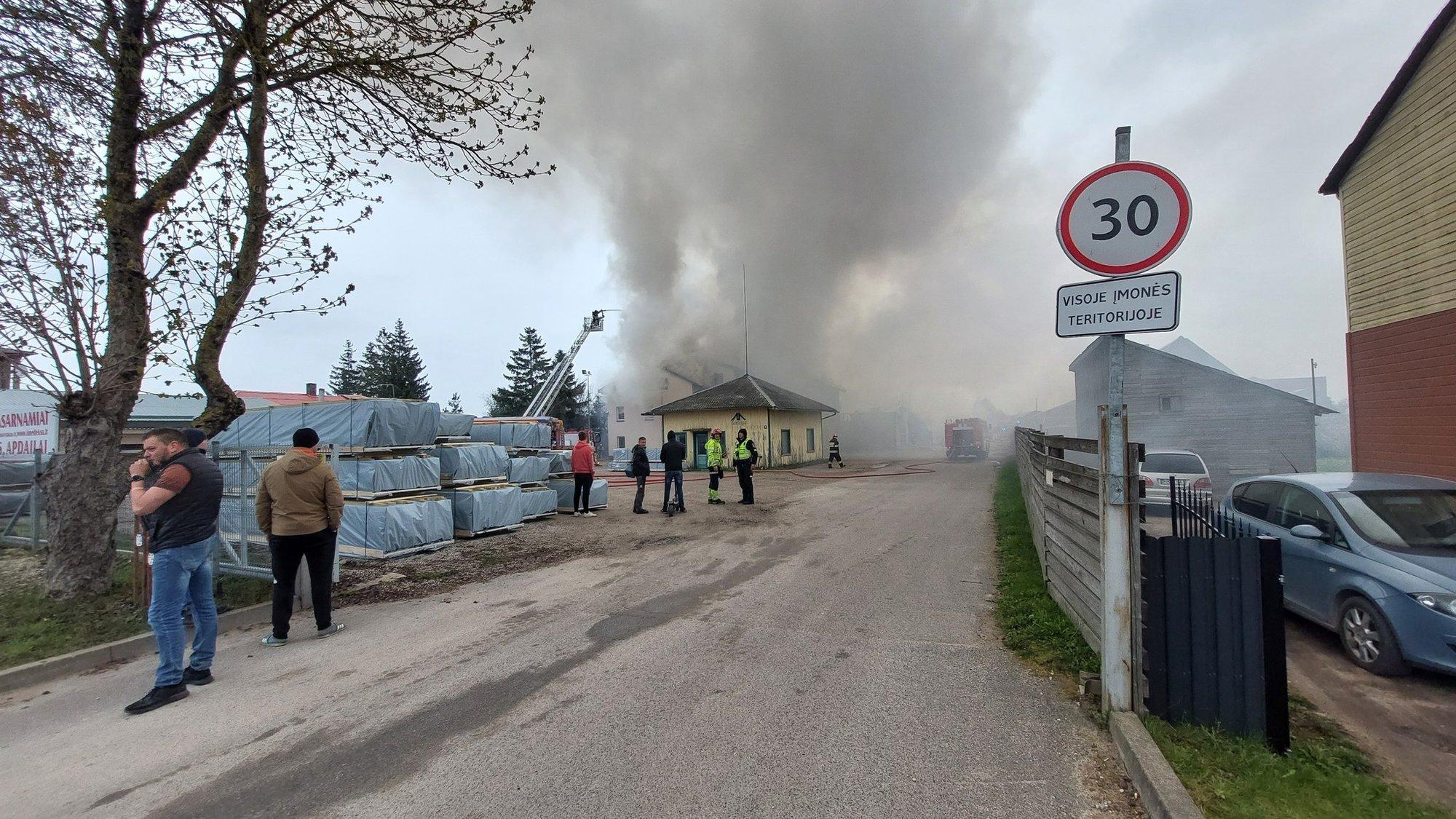 Большой пожар в Кретинге: горит деревообрабатывающее предприятие