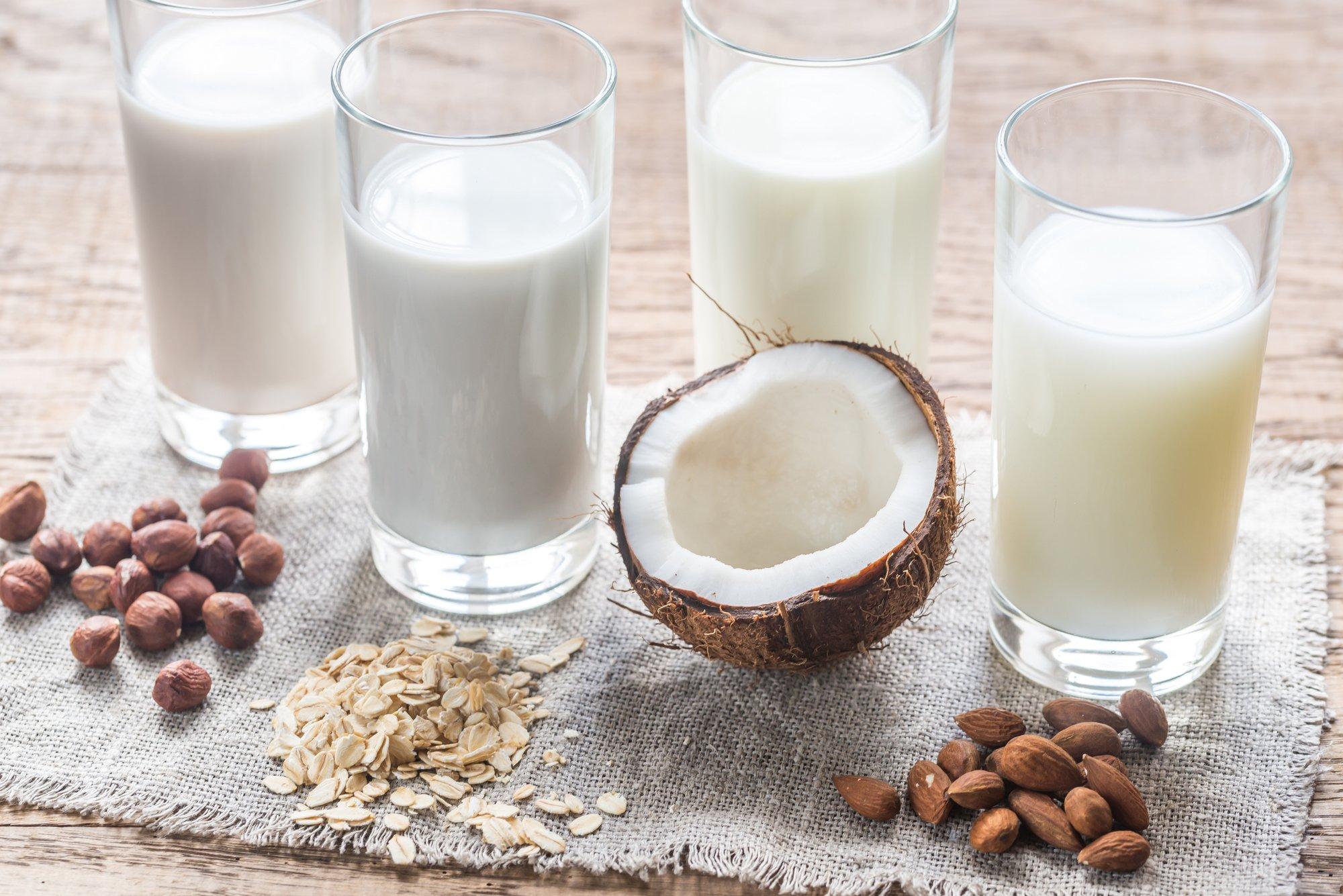 Augalinės pieno alternatyvos parduotuvėse, regis, tuoj išstums įprastą pieną: ar verta jas rinktis