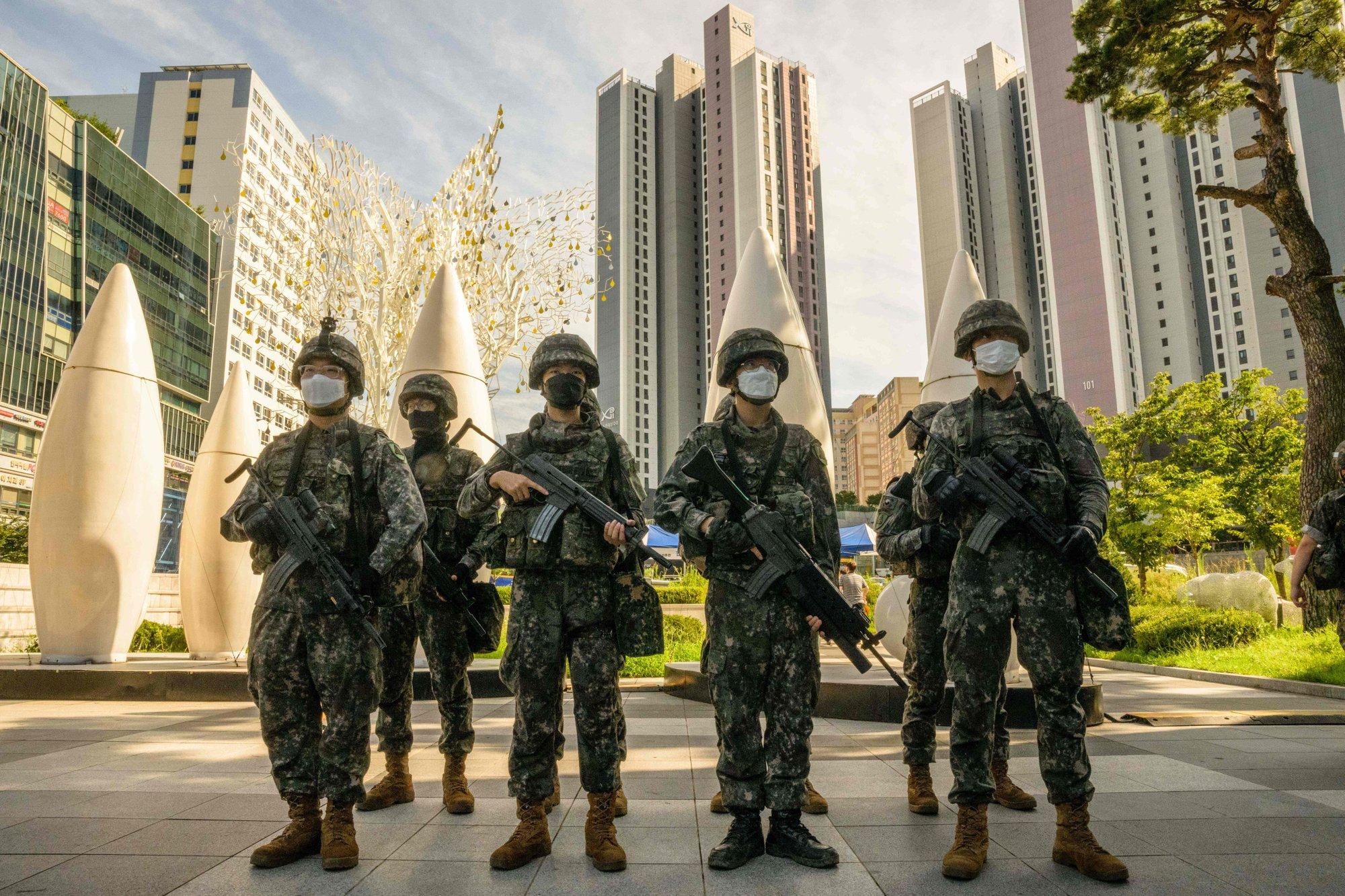 Военизированные чаты и наборы для выживания. Как молодые южные корейцы готовятся к войне с Севером